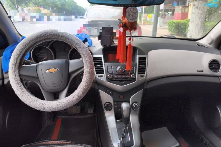 Used Chevrolet Cruze 2013 1.8L SE AT Center Console