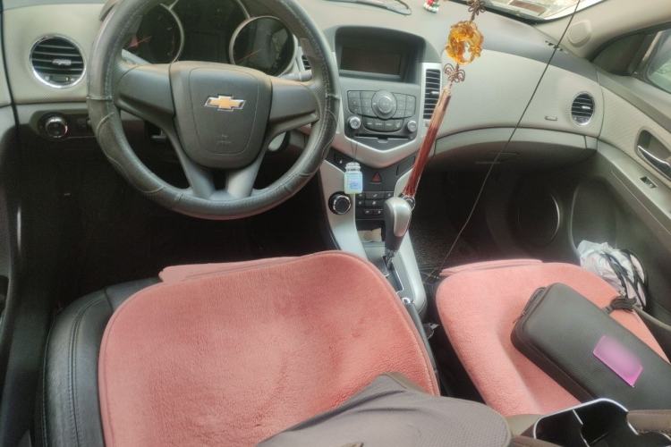 Used Chevrolet Cruze 2013 1.8L SE AT Center Console