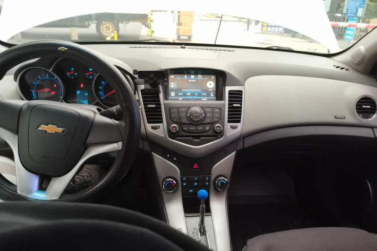 Used Chevrolet Cruze 2013 1.8L SE AT Center Console