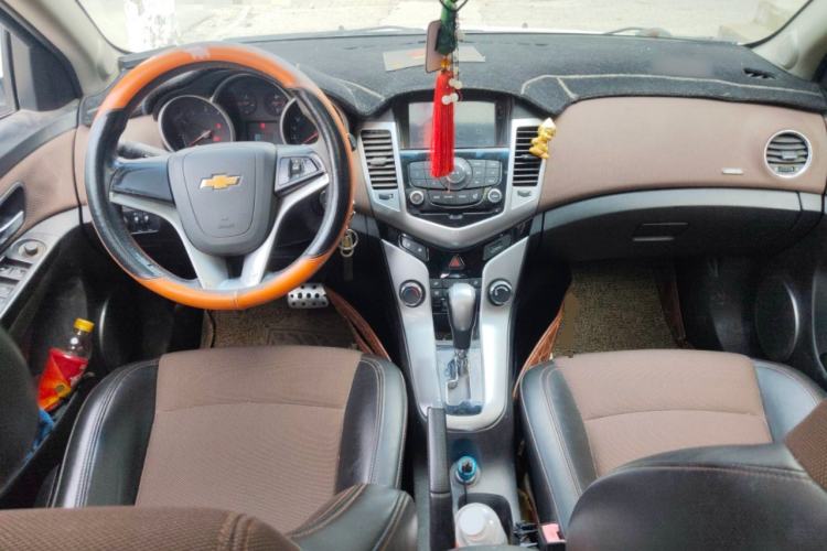 Used Chevrolet Cruze 2013 Hatchback 1.6L Automatic Luxury Model Center Console