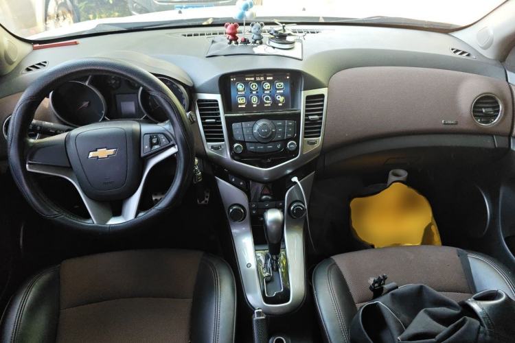 Used Chevrolet Cruze 2013 Hatchback 1.6L Automatic Luxury Model Center Console