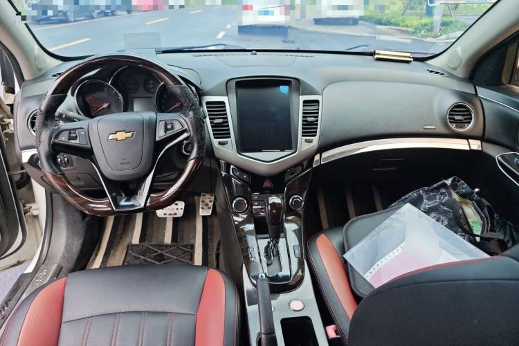 Used Chevrolet Cruze 2013 Hatchback 1.6T Automatic Flagship Model Center Console