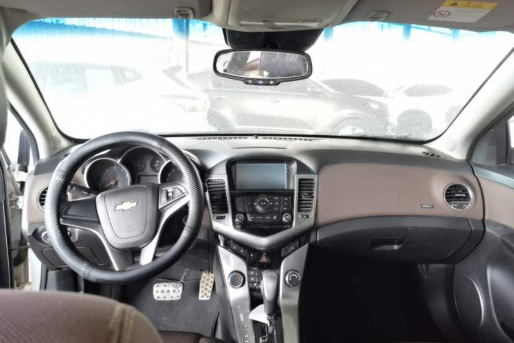 Used Chevrolet Cruze 2013 Hatchback 1.6L Automatic Luxury Model Center Console