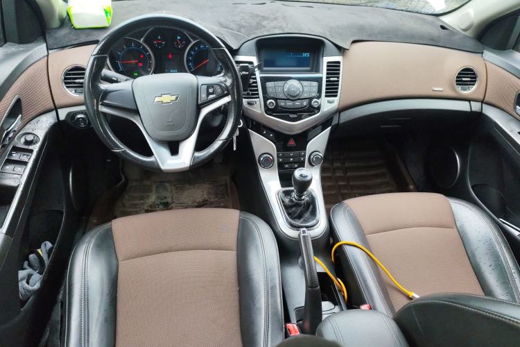 Used Chevrolet Cruze 2013 Hatchback 1.6L Manual Luxury Model Center Console
