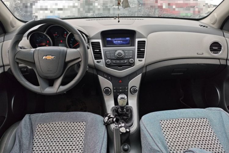 Used Chevrolet Cruze 2013 1.6L SE MT Center Console