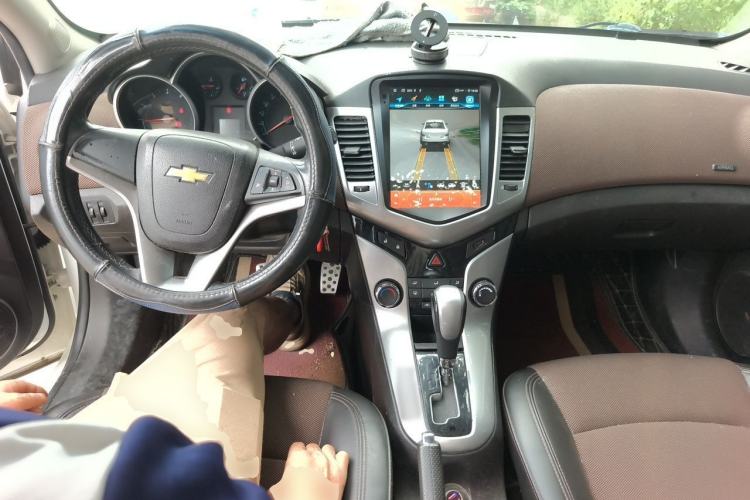 Used Chevrolet Cruze 2013 Hatchback 1.6L Automatic Luxury Model Center Console