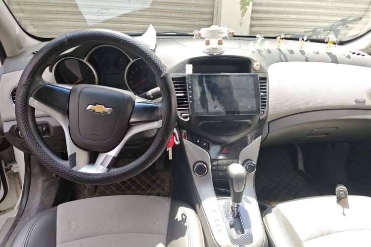 Used Chevrolet Cruze 2013 1.8L SE AT Center Console