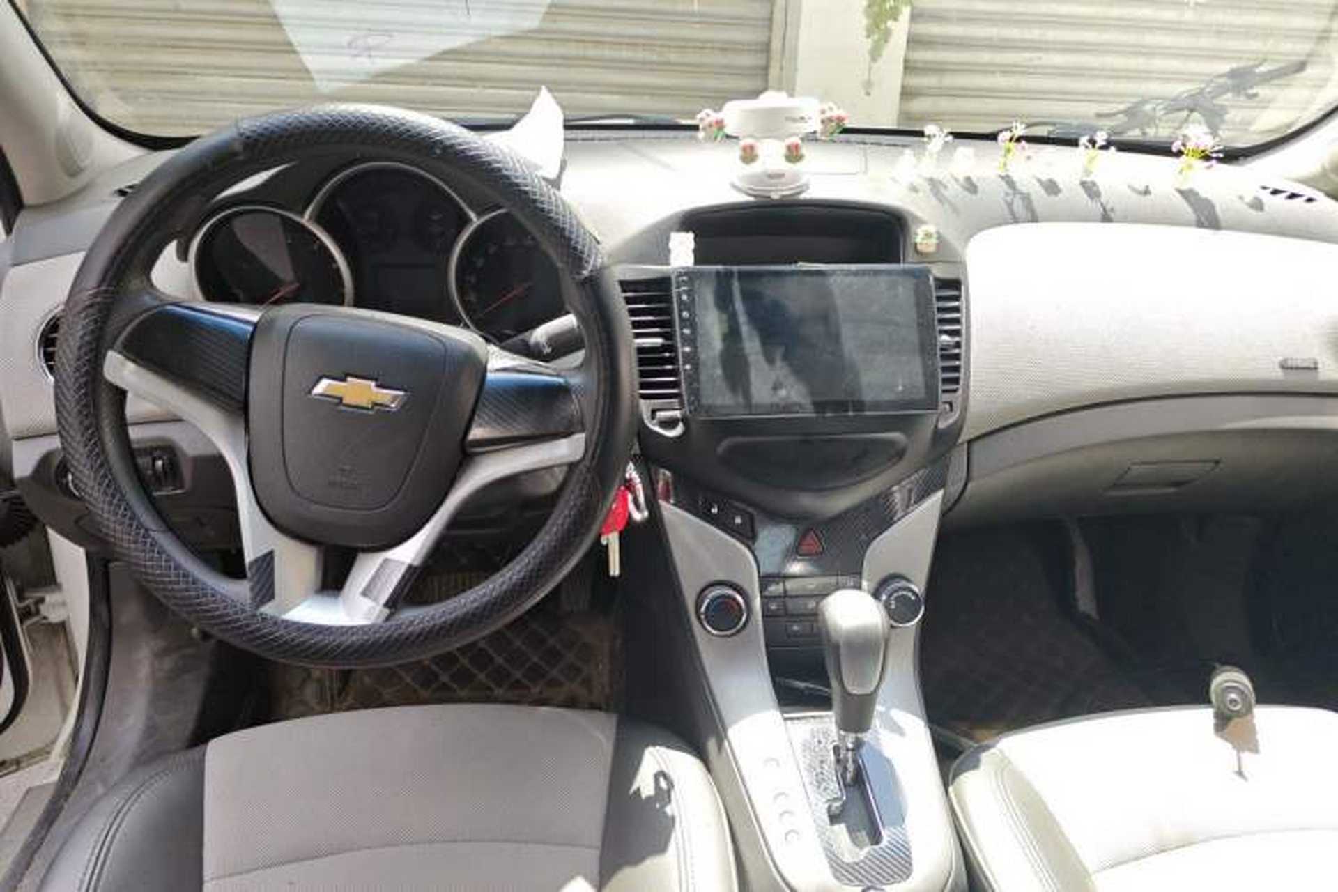 Used Chevrolet Cruze 2013 1.8L SE AT Center Console