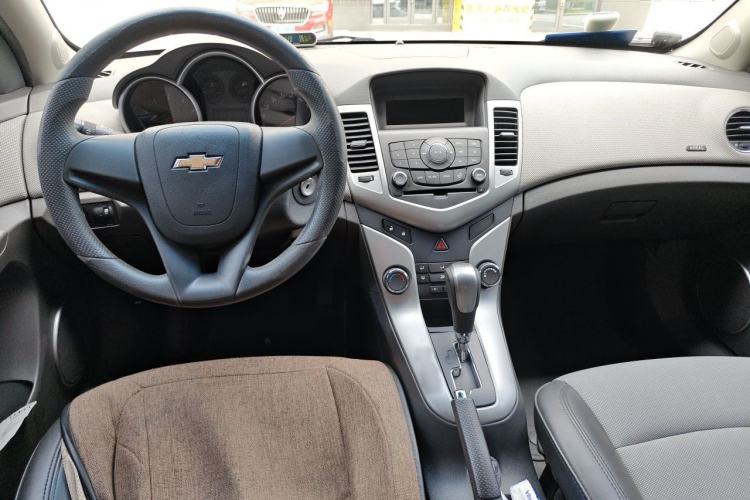 Used Chevrolet Cruze 2013 1.8L SE AT Center Console