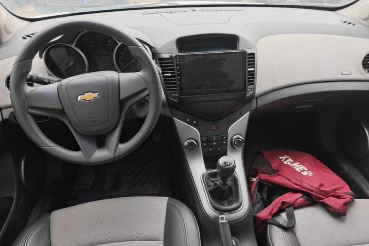 Used Chevrolet Cruze 2013 1.6L SE MT Center Console