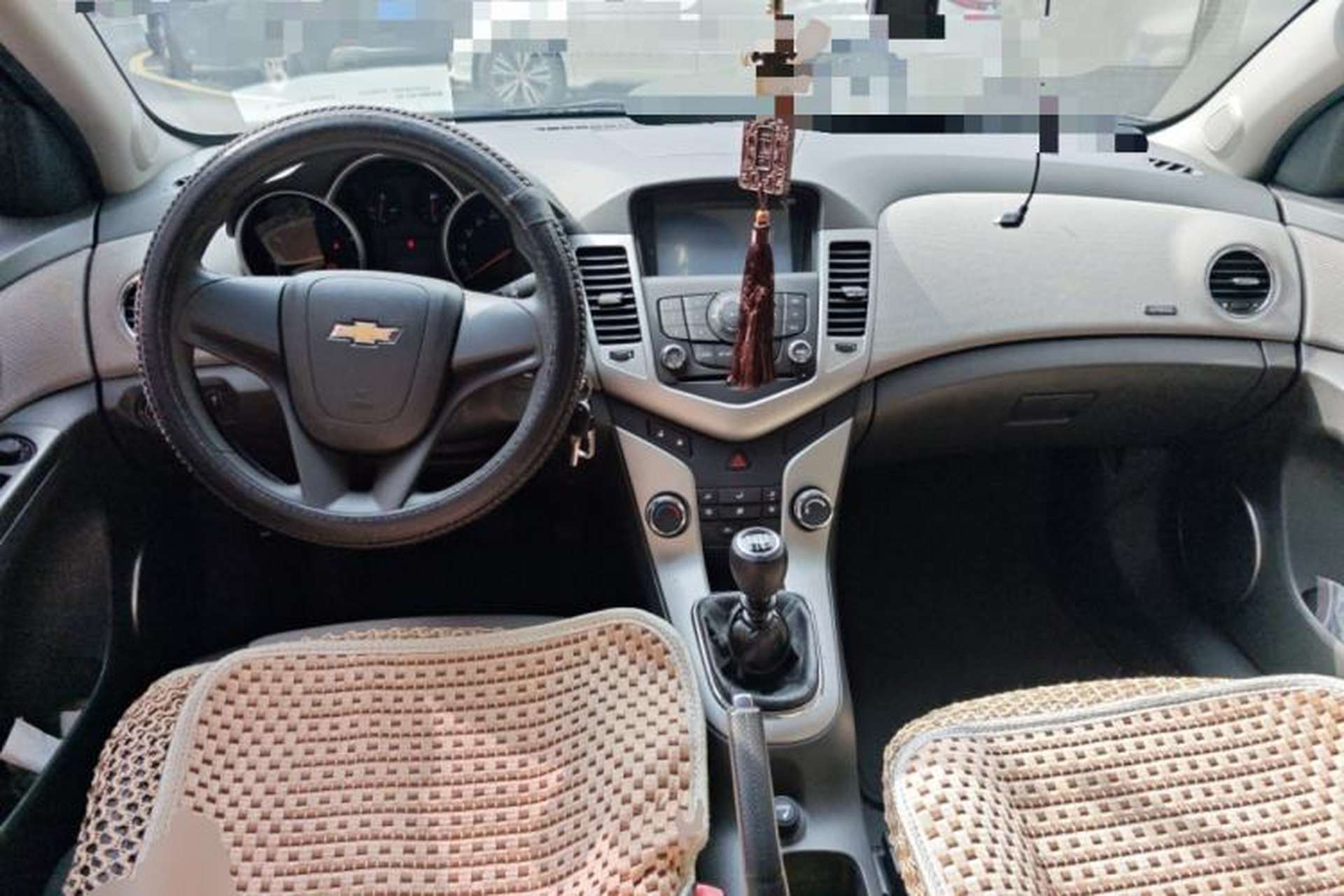 Used Chevrolet Cruze 2013 1.6L SE MT Center Console