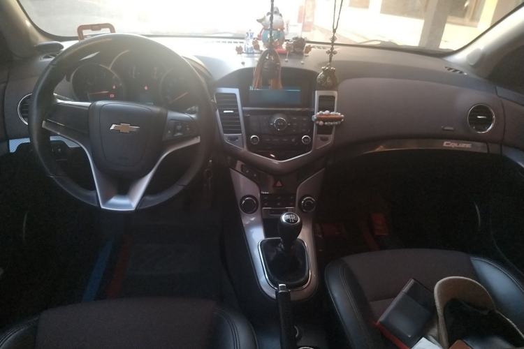 Used Chevrolet Cruze 2013 Hatchback 1.6L Manual Luxury Model Center Console