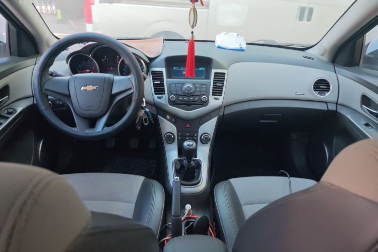 Used Chevrolet Cruze 2013 1.6L SE MT Center Console
