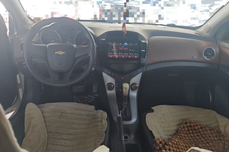 Used Chevrolet Cruze 2013 1.8L SE AT Center Console