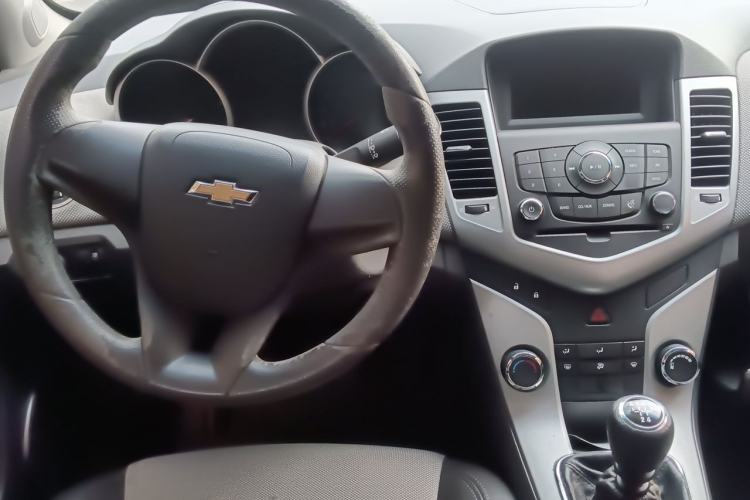 Used Chevrolet Cruze 2013 1.6L SE MT Center Console