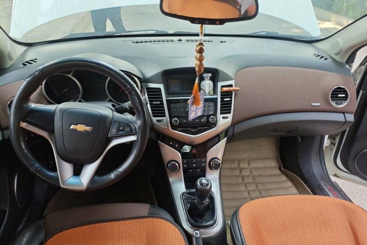 Used Chevrolet Cruze 2013 Hatchback 1.6L Manual Luxury Model Center Console