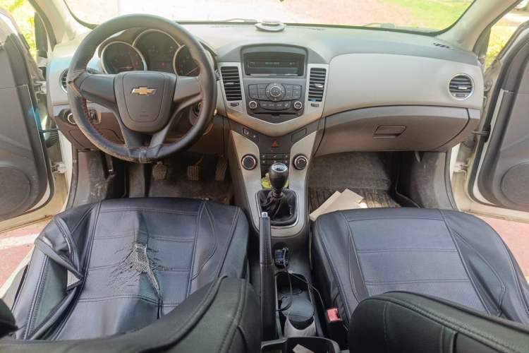 Used Chevrolet Cruze 2013 1.6L SL MT Center Console