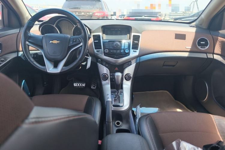 Used Chevrolet Cruze 2013 Hatchback 1.6L Automatic Luxury Model Center Console