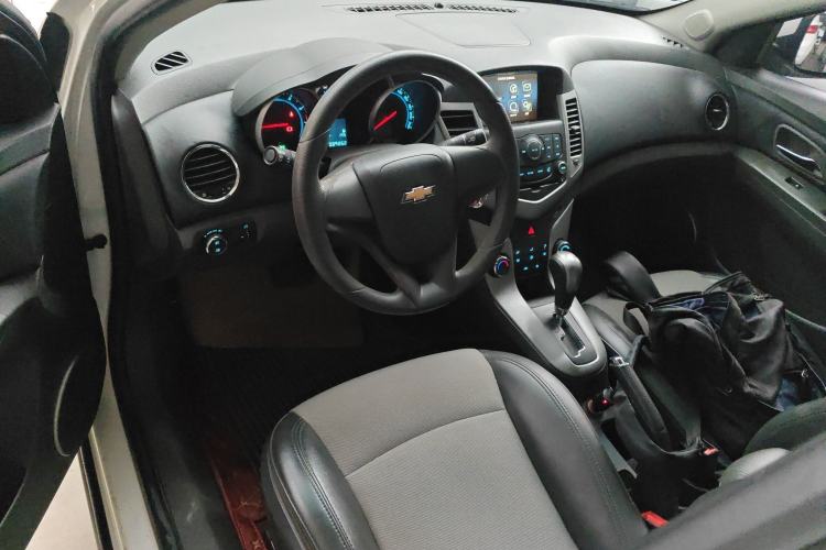 Used Chevrolet Cruze 2013 1.8L SE AT Center Console