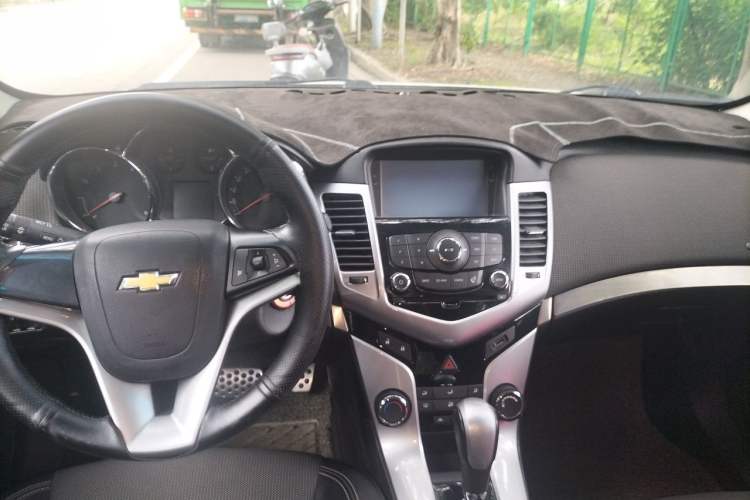 Used Chevrolet Cruze 2013 Hatchback 1.6T Automatic Flagship Model Center Console