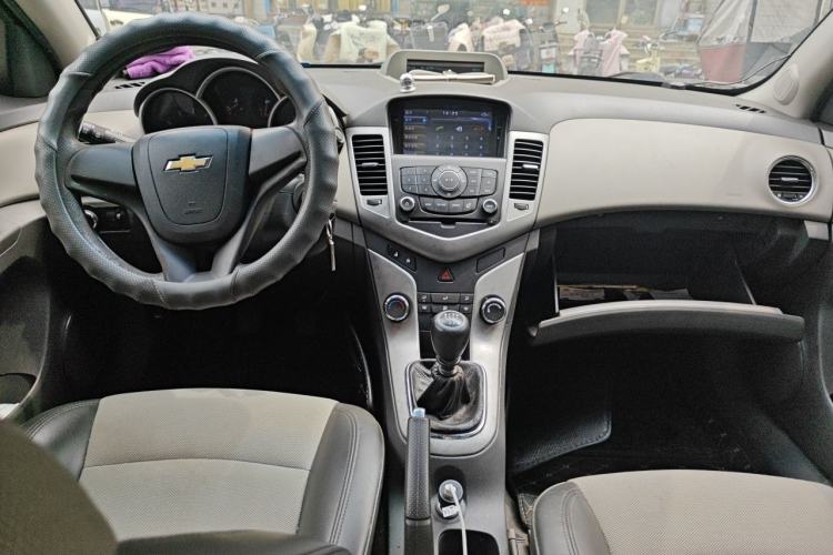 Used Chevrolet Cruze 2013 1.6L SL MT Center Console