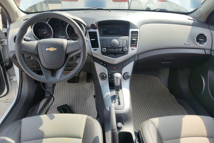 Used Chevrolet Cruze 2013 1.8L SE AT Center Console