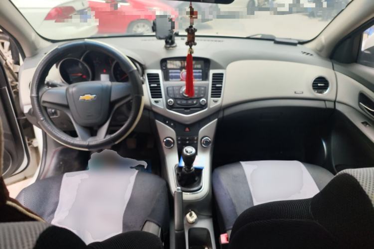 Used Chevrolet Cruze 2013 1.6L SE MT Center Console