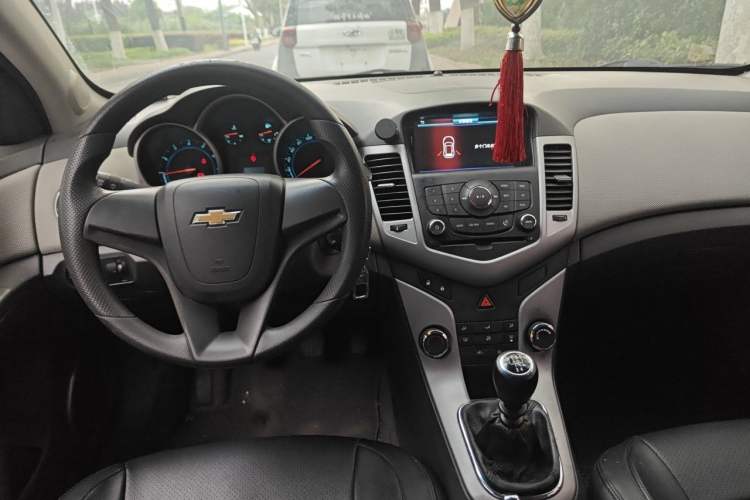 Used Chevrolet Cruze 2013 1.6L SE MT Center Console