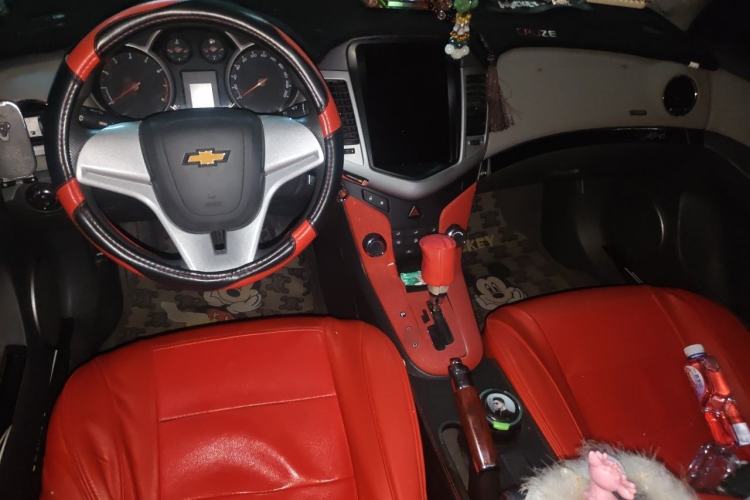 Used Chevrolet Cruze 2013 1.8L SE AT Center Console