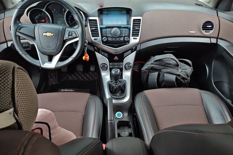 Used Chevrolet Cruze 2013 Hatchback 1.6L Manual Luxury Model Center Console