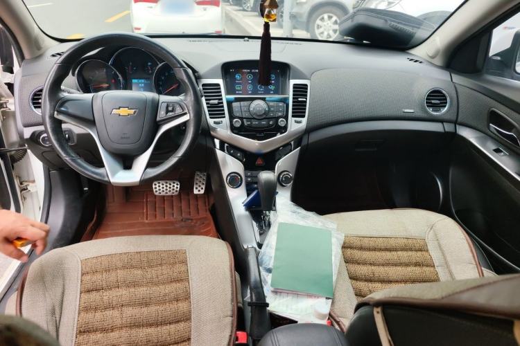 Used Chevrolet Cruze 2013 Hatchback 1.6T Automatic Flagship Model Center Console