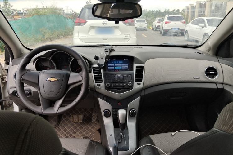 Used Chevrolet Cruze 2013 1.8L SE AT Center Console