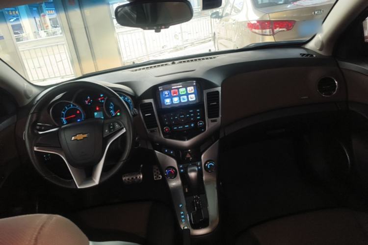 Used Chevrolet Cruze 2013 Hatchback 1.6L Automatic Luxury Model Center Console