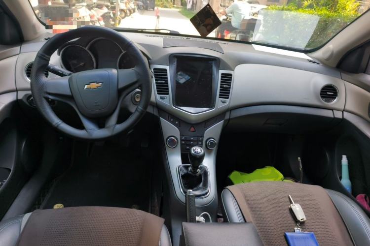 Used Chevrolet Cruze 2013 1.6L SL MT Center Console