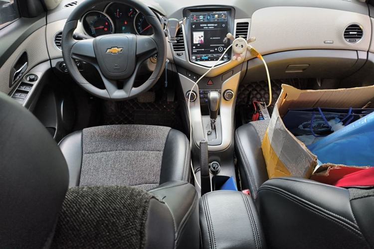 Used Chevrolet Cruze 2013 1.6L SE AT Center Console