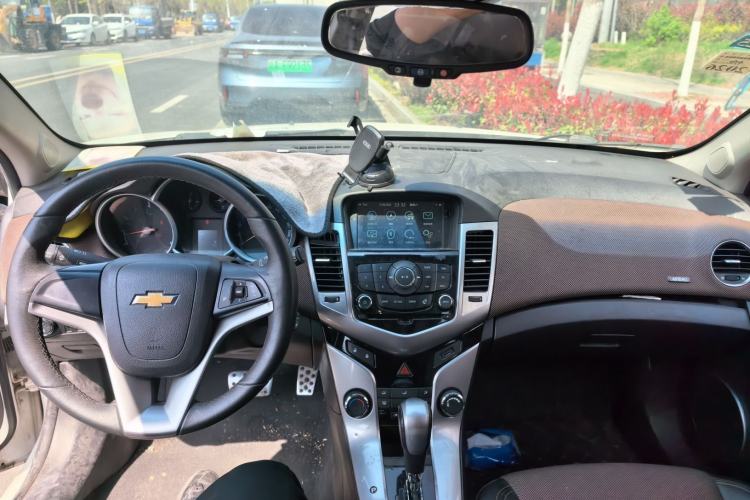 Used Chevrolet Cruze 2013 Hatchback 1.6L Automatic Luxury Model Center Console