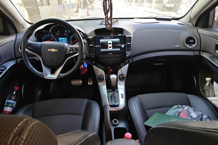 Used Chevrolet Cruze 2013 Hatchback 1.6T Automatic Flagship Model Center Console