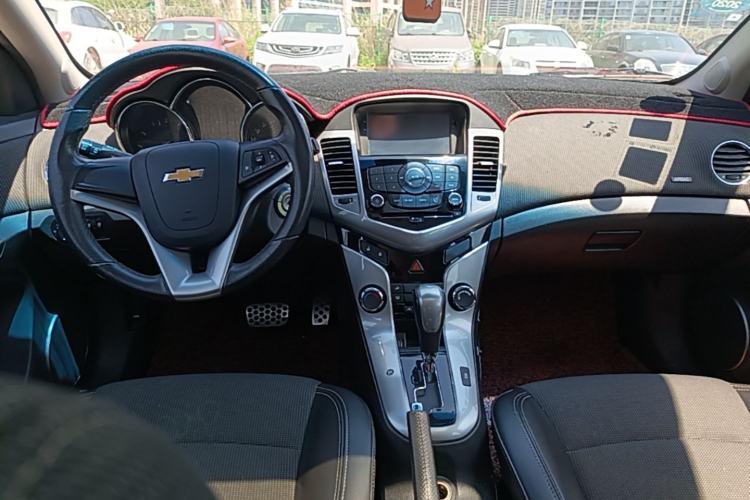 Used Chevrolet Cruze 2013 Hatchback 1.6T Automatic Flagship Model Center Console