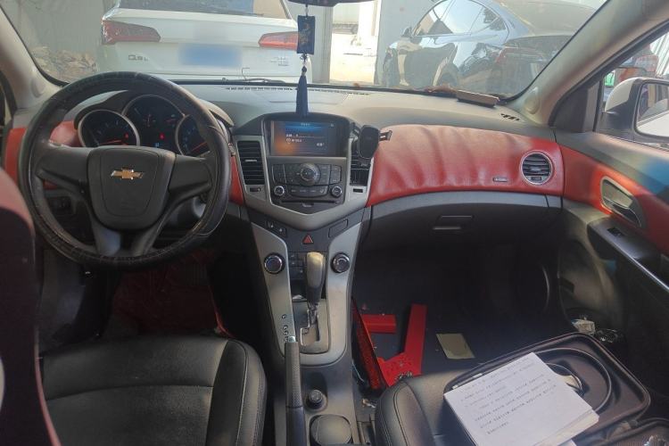Used Chevrolet Cruze 2013 1.8L SE AT Center Console