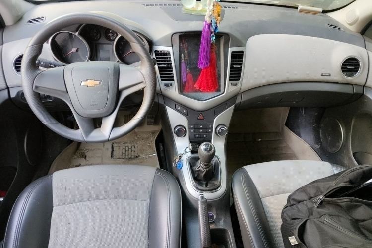 Used Chevrolet Cruze 2013 1.6L SE MT Center Console