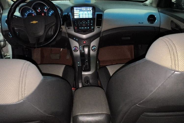 Used Chevrolet Cruze 2013 1.8L SE AT Center Console