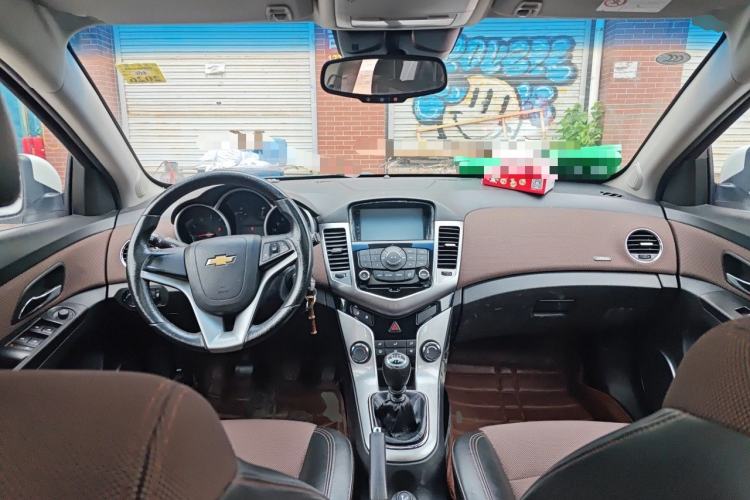Used Chevrolet Cruze 2013 Hatchback 1.6L Manual Luxury Model Center Console