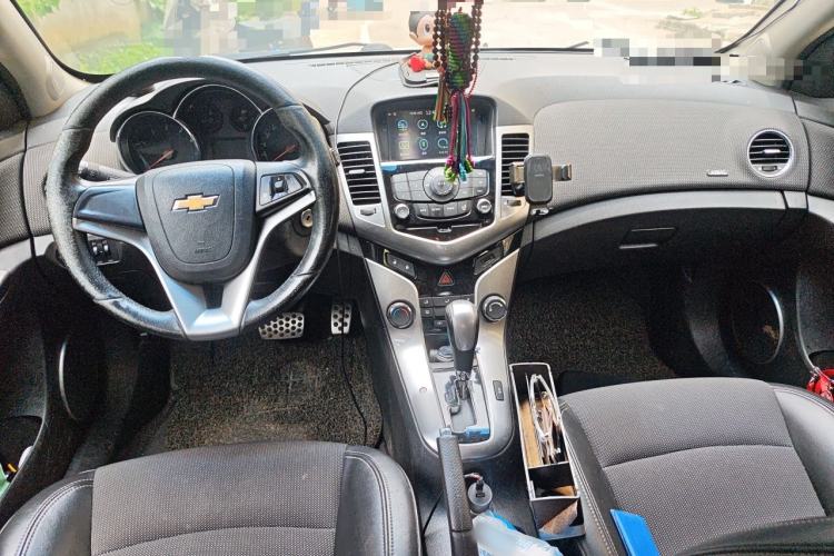 Used Chevrolet Cruze 2013 Hatchback 1.6T Automatic Flagship Model Center Console