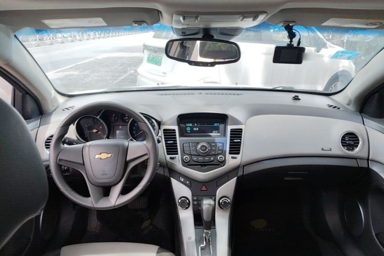 Used Chevrolet Cruze 2013 1.6L SE AT Center Console