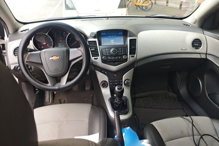 Used Chevrolet Cruze 2013 1.6L SE MT Center Console