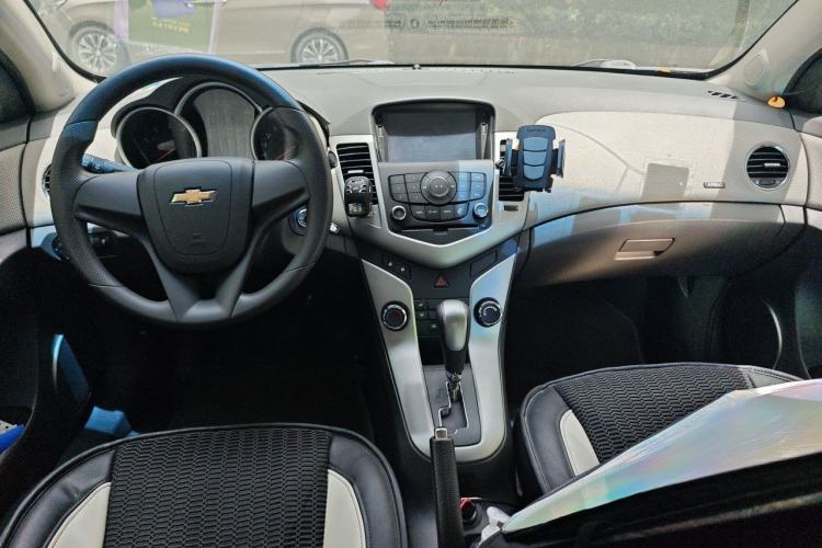 Used Chevrolet Cruze 2013 1.8L SE AT Center Console
