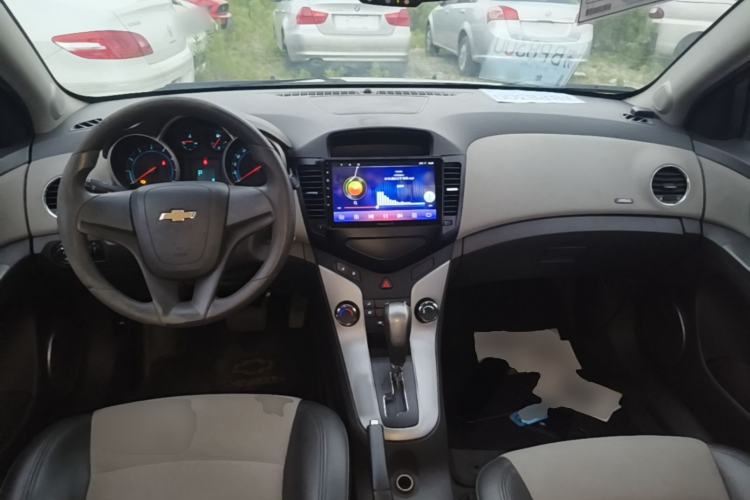 Used Chevrolet Cruze 2013 1.8L SE AT Center Console
