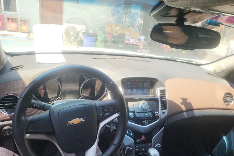 Used Chevrolet Cruze 2013 Hatchback 1.6L Automatic Luxury Model Center Console