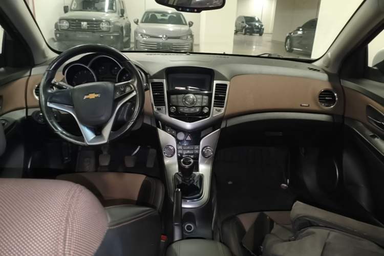 Used Chevrolet Cruze 2013 Hatchback 1.6L Manual Luxury Model Center Console