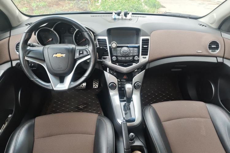 Used Chevrolet Cruze 2013 Hatchback 1.6L Automatic Luxury Model Center Console